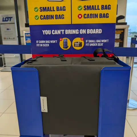 The moment of truth at the gate: does it fit? 🤨 Spoiler — our bag slid into the 40×30×20 sizer like it was made for it.