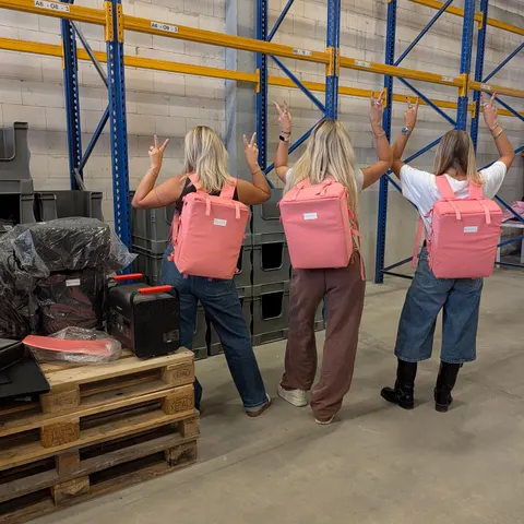 peace, love & paying zero luggage fees ✌️💗

The crew, the warehouse, and three pink Compression Backpacks ready to outs