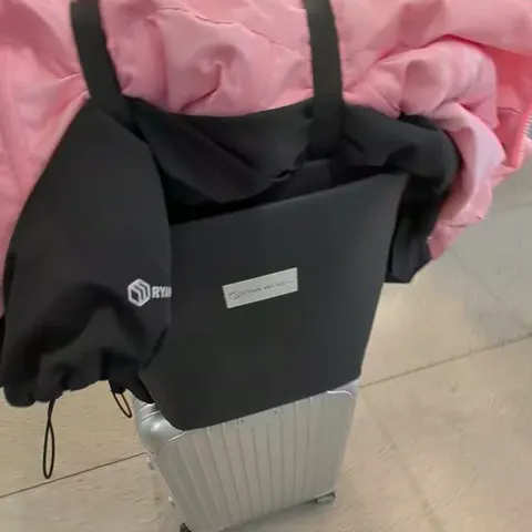 Eat se bugs. Packing the ryanwear backpack, jacket and neck pillow to go and eat some insects on night markets.
Would yo