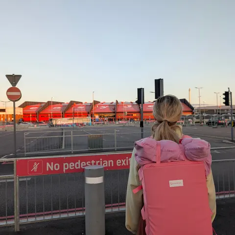 Dawn at the airport, zero panic at the check-in desk 🌅

Her whole trip is on her back — pink Compression Backpack loade